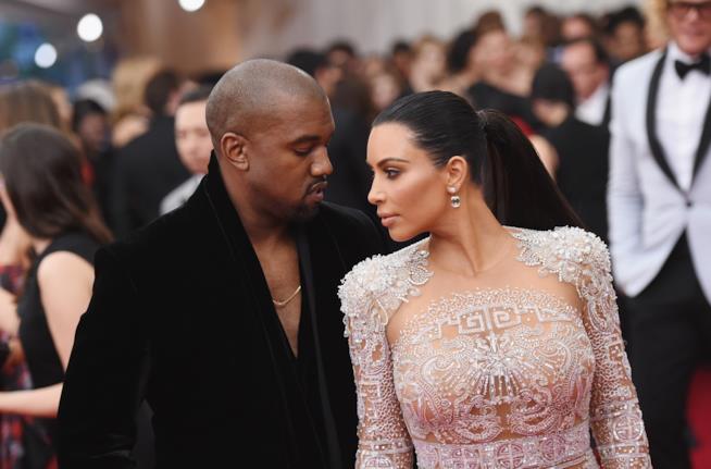 Kim Kardashian organizza un party per Kanye West e suo figlio Saint Primo piano di Kanye West e Kim Kardashian