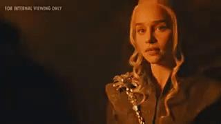 Daenerys e Jon Daenerys fissa intensamente Jon Snow
