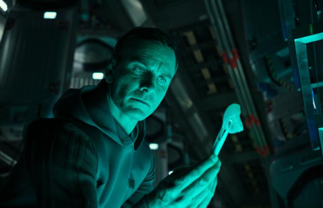 Alien: Covenant, l'intelligenza artificiale sarà alla base del sequel Michael Fassbender è l'androide Walter in una scena di Alien: Covenant