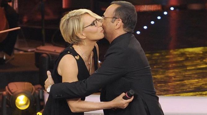 Carlo Conti e Maria De Filippi a Sanremo Il bacio e l'abbraccio tra Carlo Conti e Maria De Filippi