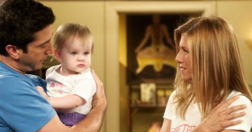 L'attrice che interpretò la figlia di Ross e Rachel ha condiviso scatti dal set mai visti prima Ross, Rachel e la piccola Emma in una scena di Friends