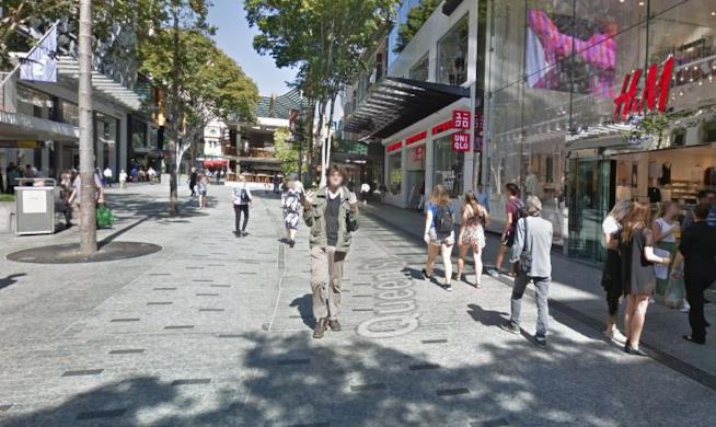 Fa gestacci su Google Maps, il video diventa virale Uomo fa un gestaccio verso la fotocamera di Google