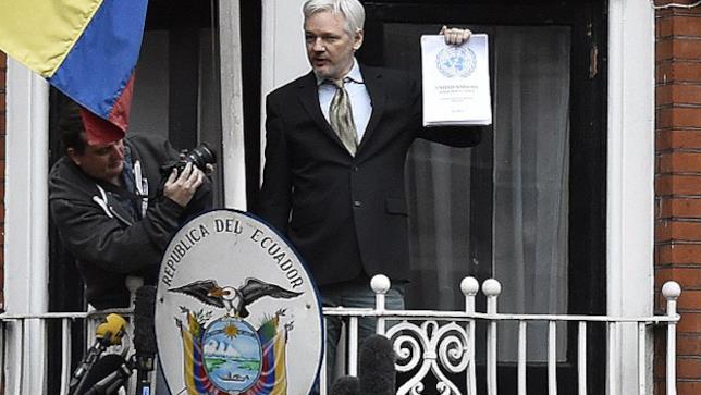 Julian Assange davanti all'Ambasciata dell'Ecuador Julian Assange davanti all'Ambasciata dell'Ecuador a Londra
