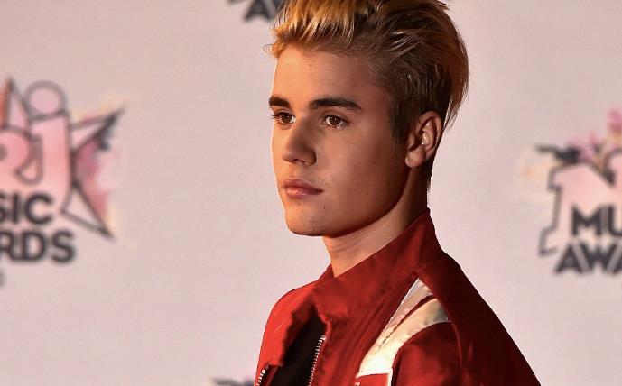 Justin Bieber prende una pausa dalla musica Justin Bieber con una giacca rossa