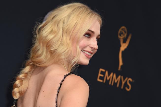 Sophie Turner dice che la serie Games of Thrones è stata la sua educazione sessuale Sophie Turner, la bellissima interprete di Sansa Stark nella serie Games of Thrones