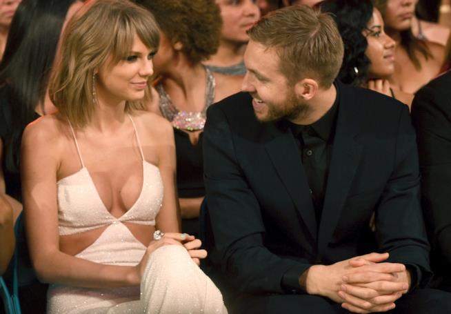 Taylor Swift e Calvin Harris sono in vacanza insieme Primo piano di Taylor Swift e Calvin Harris