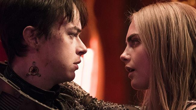 Valerian potrebbe avere un sequel meno costoso Valerian e Laureline si guardano intensamente negli occhi