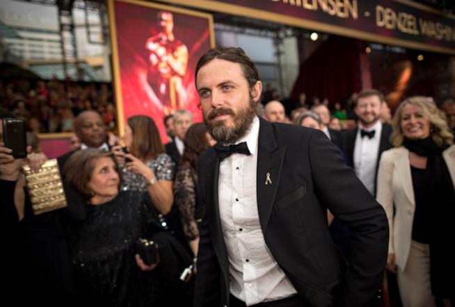 Casey Affleck vincitore del premio Oscar risponde alle accuse di molestie Il premio Oscar Casey Affleck