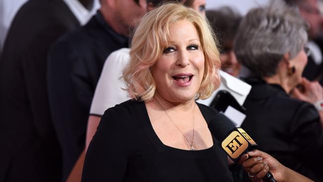 Bette Midler prende in giro Justin Bieber per la foto senza veli su Instagram Bette Midler sul red carpet