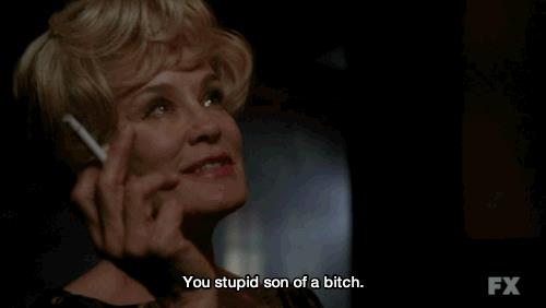 Jessica Lange in American Horror Story Jessica Lange in American Horror Story mentre fuma