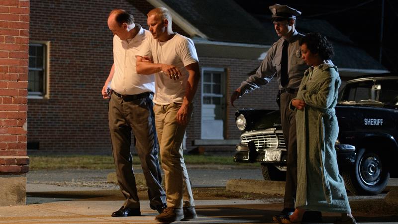 Mildred e Richard Loving mentre vengono arrestati Ruth Negga e Joel Edgerton durante una scena del film