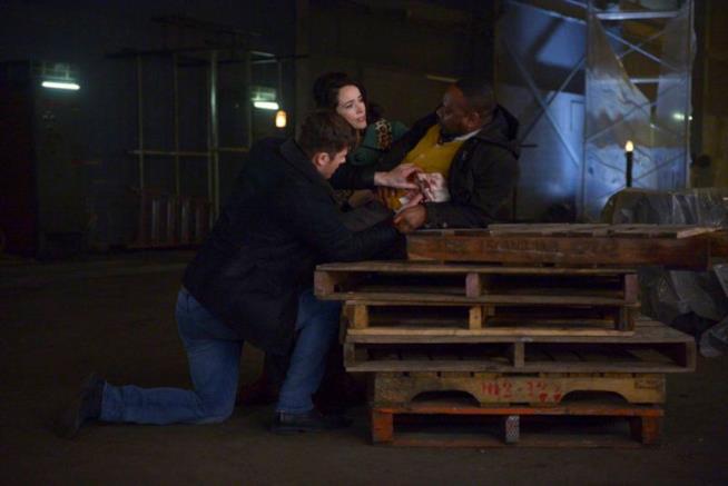 Lucy, Wyatt e Rufus in Timeless Lucy e Wyatt cercano di salvare Rufus in Timeless