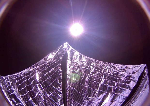 LightSail Un'immagine della vela LightSail durante il volo di prova del 2015