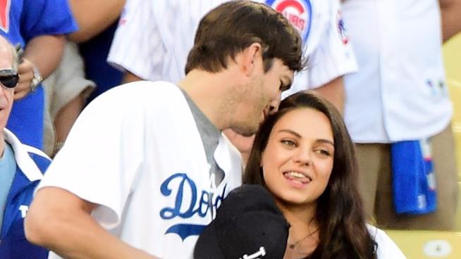 Mila Kunis e Ashton Kutcher sono diventati genitori per la seconda volta Mila Kunis e Ashton Kutcher a una partita dei Dodgers