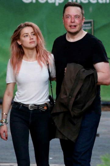 Elon Musk e Amber Heard Elon Musk e Amber Heard in look casual
