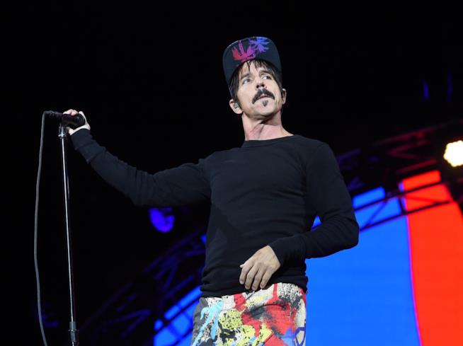 Anthony Kiedis salva una bambina Primo piano di Anthony Kiedis