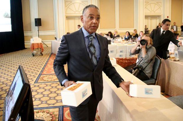 Gus Fring sarà in Better Call Saul 3 Giancarlo Esposito distribuisce scatole di pollo fritto