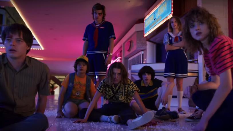Alcuni dei protagonisti della terza stagione di Stranger Things Una sequenza di un'episodio di Stranger Things 3