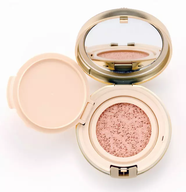 La collezione make up ispirata a Lady Oscar "Oscar & Andre Noble Love": il fondotinta refill