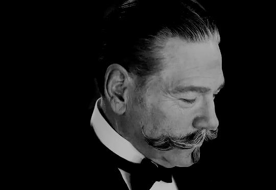 Baffi Poirot Poirot in primo piano muove i baffi
