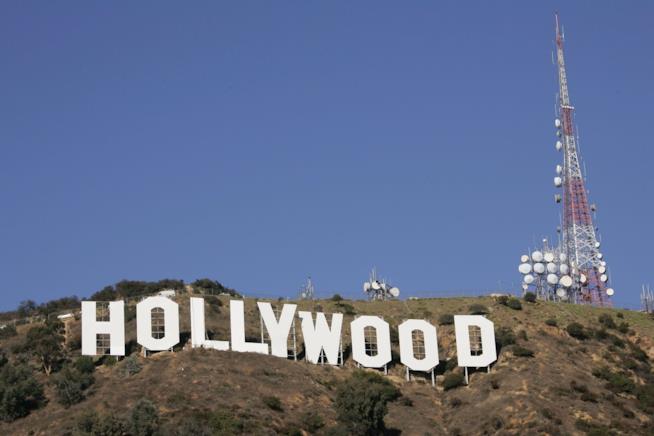 Un vandalo rielabora la celebre scritta Hollywood sulle colline di Los Angeles La scritta Hollywood