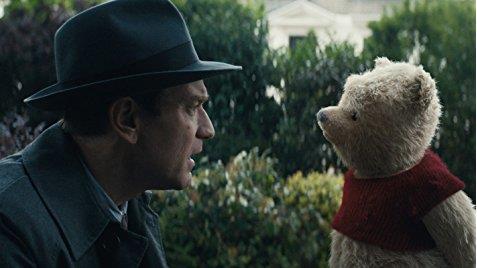 Christopher Robin (Ewan McGregor) con Winnie the Pooh Ewan McGregor in una scena del live-action Christopher Robin