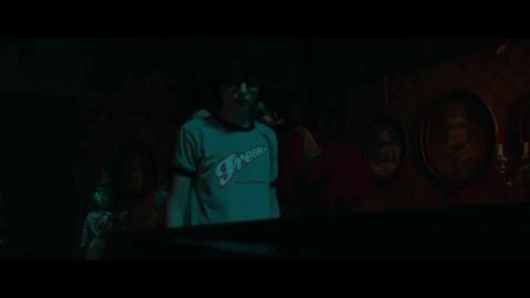 Il Pennywise di Tim Curry in una scena del nuovo IT Pennywise attacca Richie