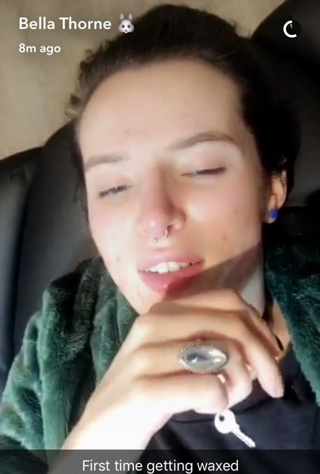 Bella Thorne e la ceretta fatta in diretta su Snapchat L'espressione di Bella Thorne prima della ceretta