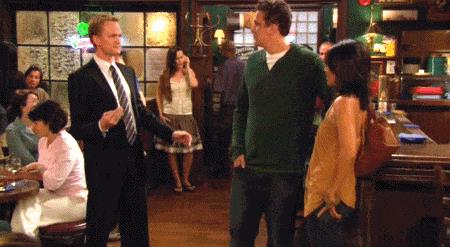 How I Met Your Mother: quante curiosità conosci sulla serie? Barney mostra un gioco di magia ai suoi amici