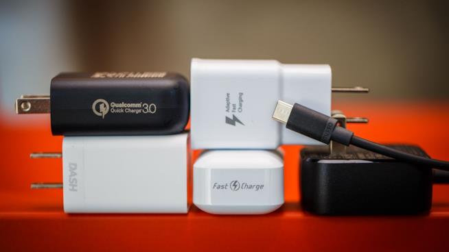 Xiaomi ha realizzato un caricabatterie super-veloce da 100W Foto di vari alimentatori per la ricarica rapida