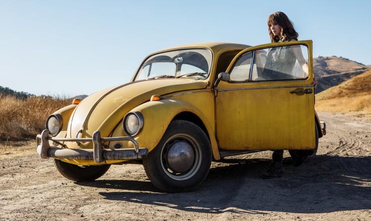 Bumblebee L'attrice Hailee Steinfeld al fianco del Maggiolino giallo in una sequenza di Bumblebee