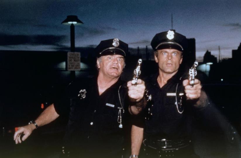 Poliziotto superpiù, Terence Hill sulle note della hit dei fratelli La Bionda Ernest Borgnine e Terence Hill in una scena del film