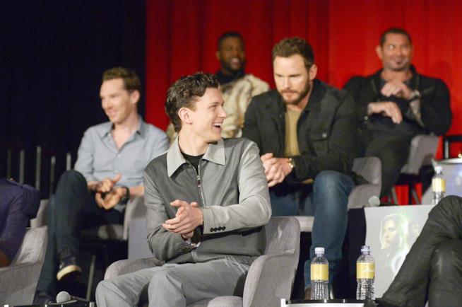Tom Holland ha spoilerato Jurassic World 2 a Chris Pratt Tom Holland e Chris Pratt sullo sfondo