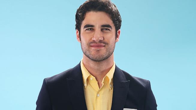 Darren Criss e il selfie di nudo quasi integrale per American Crime Story Darren Criss in posa per Cosmopolitan
