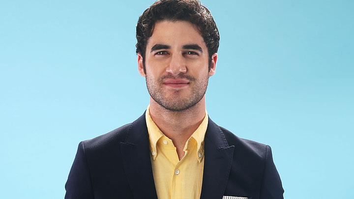 Darren Criss e il selfie di nudo quasi integrale per American Crime Story Darren Criss in posa per Cosmopolitan