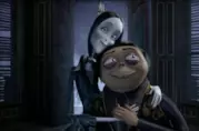La Famiglia Addams: Christina Aguilera canta un brano del film Una scena del film La Famiglia Addams