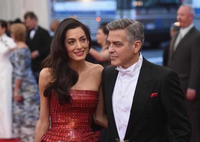 La madre di George Clooney ha rivelato il sesso dei gemelli che aspetta Amal Primo piano di George Clooney e Amal Alamuddin