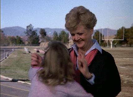 Jessica Fletcher e gli abbracci Jessica Fletcher abbraccia una bambina