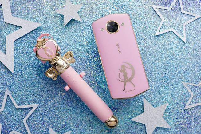 Meitu ha dedicato uno Smartphone all'eroina Sailor Moon Il Meitu M8 di Sailor Moon con selfie stick