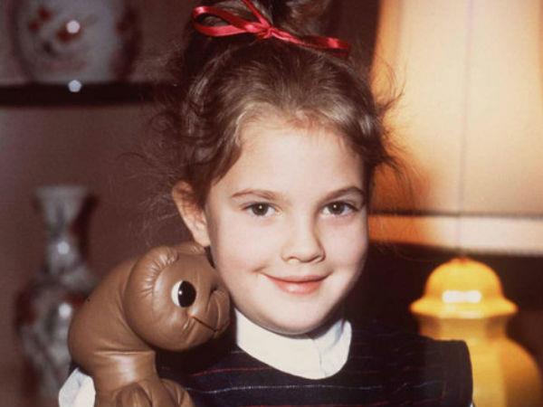 Drew Barrymore Drew da bambina con il pupazzo di E.T.