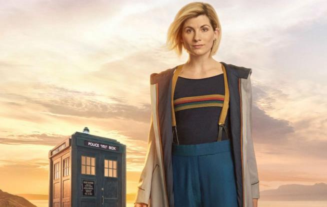 Jodie Whittaker non indosserà i panni del Dottore fino al 2020 Mezzobusto di Jodie Whittaker nei panni di Doctor Who con il TARDIS alle sue spalle