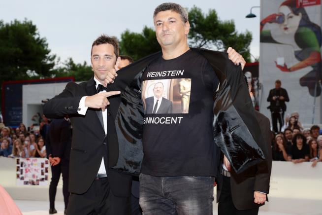 Venezia 75: regista indossa una T-shirt in favore di Harvey Weinstein sul red carpet di Suspiria Luciano Silighini Garagnani