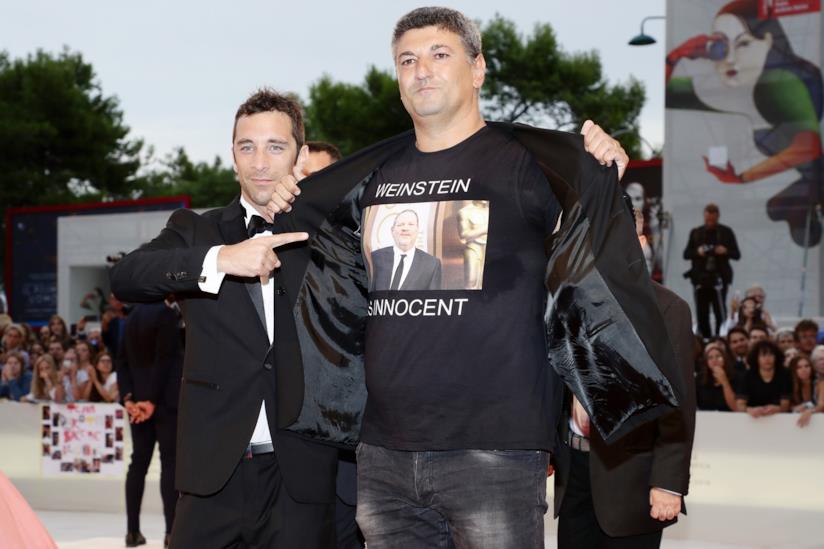 Venezia 75: regista indossa una T-shirt in favore di Harvey Weinstein sul red carpet di Suspiria Luciano Silighini Garagnani