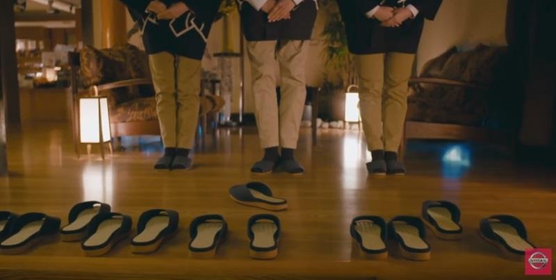 L'hotel giapponese dove le pantofole tornano al loro posto da sole Fermo immagine del video Nissan dove le pantofole tornano da sole al loro posto