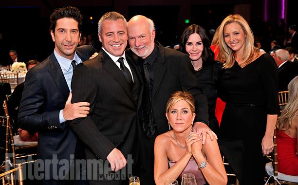 Ecco le prime immagini ufficiali della Reunion di Friends L'evento dedicato a James Burrows con il cast di Friends di nuovo insieme