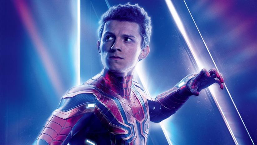 Spider-Man completamente nelle mani di Disney? Il rumor che fa sognare i fan del tessiragnatele Primo piano di Peter Parker (Tom Holland) in un poster di Avengers: Endgame