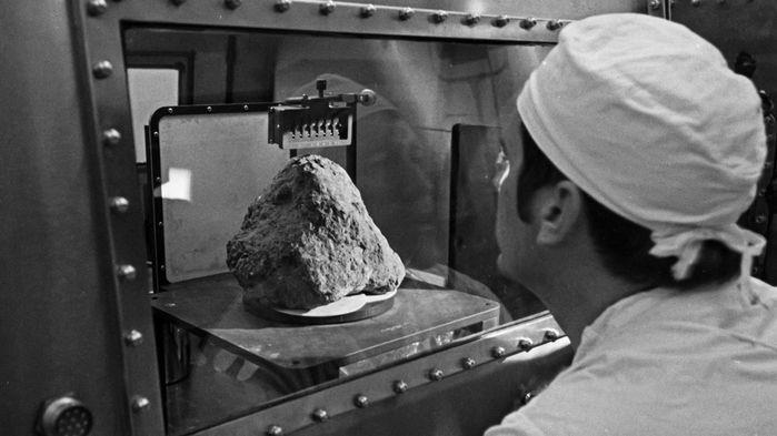 La più antica roccia terrestre è stata forse ritrovata sulla Luna Una foto della roccia lunare con caratteristiche terrestri portata sulla Terra nel 1971