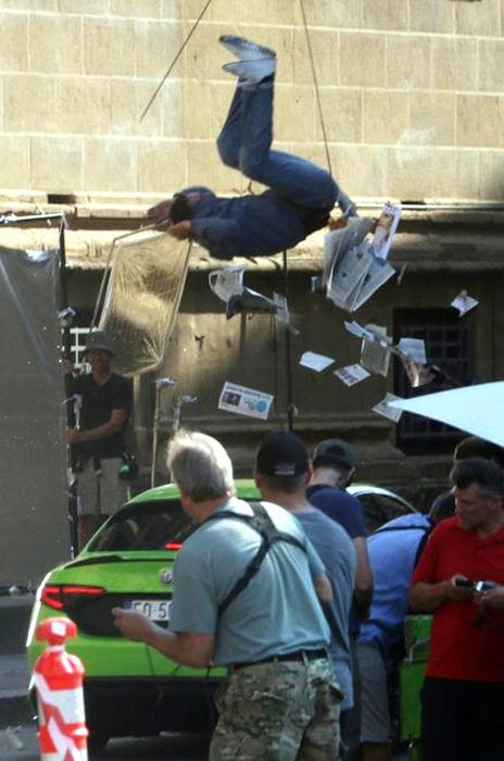 Six Underground: il salto dello stuntman sul set del film Primo piano del salto dello stuntman sul set del film Six Underground girato a Firenze