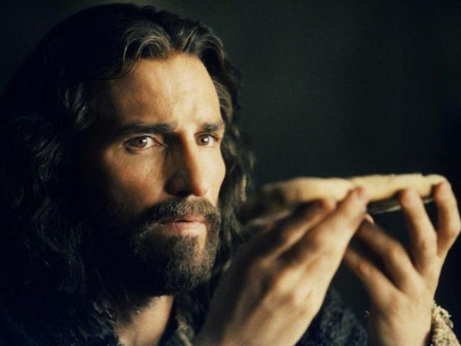 La Passione di Cristo: Jim Cavieziel conferma che sarà ancora Gesù nel sequel scena del film La Passione di Cristo