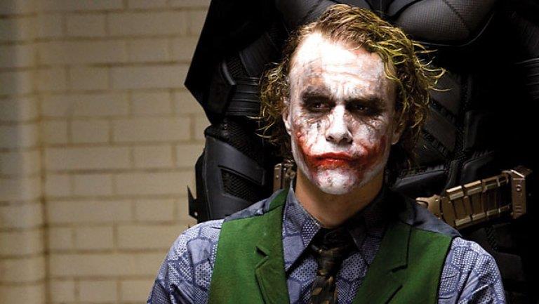 L'interrogatorio di Joker ne Il Cavliere Oscuro Joker (Heath Ledger) seduto ed alle sue spalle l'ombra di Batman (Christian Bale)